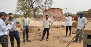 नक्सल प्रभावित क्षेत्र रहे बीजापुर से राजमिस्त्री बने रमेश पासपुल,  आत्मनिर्भरता की मिसाल टूटी-फूटी झोपड़ी से पक्के घर तक का सपना खुद किया ...