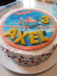 Gateau De Famille Planes Avec Dusty Sur Disque Azyme Lettres En Pate D Amande Jaune A L Emporte Piece Et Decor De Smarties