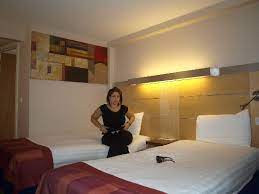 The hotel is within walking distance of the train and underground station of limehouse. Hab 218 Picture Of Holiday Inn Express London Limehouse Tripadvisor