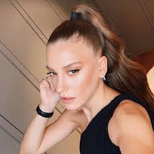 Yüksek at kuyruğu saç modelleri içinde dalgalı saç yapısında da çok sık kullanılan seçenekler arasındadır. Yarim At Kuyrugu Modelleri