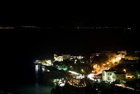 Βρίσκεται σε απόσταση 107 χιλιομέτρων βορειοδυτικά της χαλκίδας. H Aidhpsos Shmera Aeolus