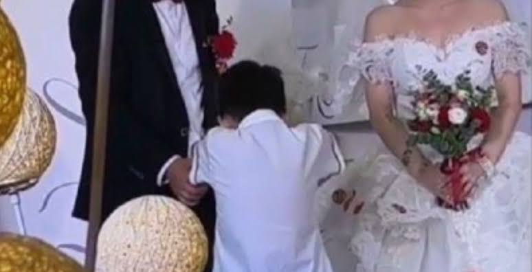 สะเทือนใจ ลูกเจ้าสาววิ่งขึ้นเวที กอดขาเจ้าบ่าวร้องไห้ 