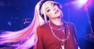 Pabllo Vittar posta foto de fio-dental e viraliza na web