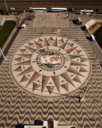 Monument of the discoveries) is a monument on the northern bank of the tagus river estuary, in the civil parish of santa maria de belém, lisbon. Padrao Dos Descobrimentos O Imponente Monumento Que Homenageia As Grandes Navegacoes Be Sisluxe