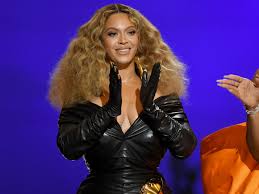 Beyonce performs during the pepsi super bowl 50 halftime show at levi's stadium on feb. Grammys 2021 Beyonce Broke A Major Record In A Classic Beauty Look Allure
