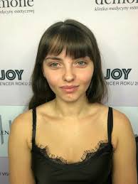 Wiem, że tak jak ja kochacie rozświetlacze dlatego ten post będzie  poświęcony właśnie im 🤗 modelka na zdjęciu dekolt wyświęcony ma jednym z  moich ulubionych @beccacosmetics cpop w kremie oraz @maccosmetics extra