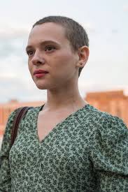 Coupe de cheveux homme court sur les cotés long dessus. Le Crane Rase Sa Signification Au Cours De L Histoire Vogue Paris