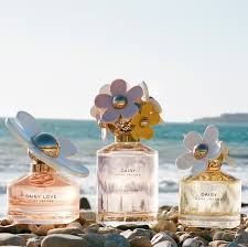 Valentino valentino donna born in roma yellow dream. Ultra Feminine And Charismatic Playing With The Complex Combinations Of Fragrances For That Charming Alluring Hit Daisy Perfume Perfume Marc Jacobs Perfume