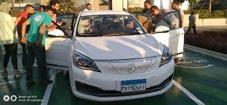 .نصر e70، وقال مراسل القناة بجوار إحدى السيارات الكهربائية المصرية الجديدة، إنه أخيرًا تكشف الحكومة المصرية النقاب عن السيارة الكهربائية نصر e70 والتى سيجرى. Vix Ex5hwnnuwm