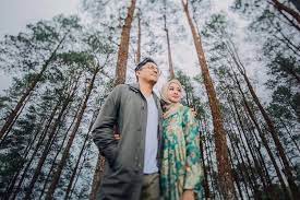 Temukan vendor pernikahan profesional terbaik: Nggak Melulu Gaun Ini 7 Foto Prewedding Sederhana Artis Indonesia