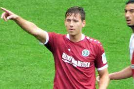 Während seiner aktiven laufbahn spielte er auf der position des stürmers. Transfergeruchte Fc Bayern Mit Offerte Fur Chiesa Hertha Will Anton