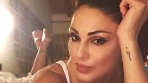 O meglio, si parla di uno degli ultimi post con i quali ha deliziato i suoi seguaci su instagram: Anna Tatangelo Cenerentola Con Gli Anfibi La Foto Fa Impazzire Instagram