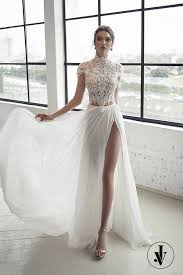 Guarda i modelli di abiti da sposa particolari per realizzare l'abito dei tuoi sogni. Abiti Da Sposa Particolari 2019 6eac86