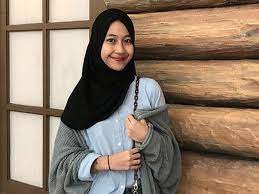 Kedekatan egy maulana vikri dengan adiba khanza, putri almarhum ustaz jefri al buchori dan pipik dian indrawati, kembali mencuri perhatian publik. Adiba Khanza Swafoto Egy Maulana Kok Mengeluh