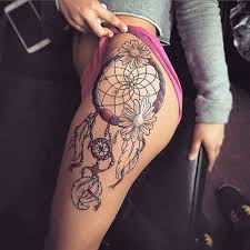 Werfen Sie Einen Blick Auf Diese Idee Zum Thema Tattoo Mit Einem Traumfanger Mit Zwei Weissen Blumen Und We Traumfanger Tattoo Traumfanger Tattoos Tatowierungen