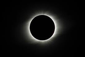 Podrás ver el eclipse si vives en la mitad de la tierra en la que es de noche mientras este. Eclipse Solar Tipos De Eclipses Duracion Y Frecuencia Calendarr
