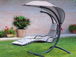 Il dondolo da giardino o terrazzo è un complemento d'arredo estremamente comodo e regala un tocco di originalità al tuo spazio. Dondoli E Amache Da Giardino Il Massimo Relax Nel Tuo Spazio Verde