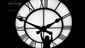 In dieser zeit ist es abends eine stunde länger hell. Sommerzeit 2021 Warum Die Zeitumstellung Noch Nicht Abgeschafft Wurde