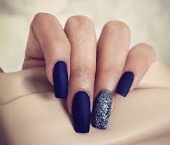 Primero pintura blanca para crear flores naturales y azules utilizando un fino pincel de uñas. Another Elegant Looking Dark Blue Nail Art Design In Matte Polish The Combination Of The Matte And The Blue Nail Art Designs Blue Nail Designs Navy Blue Nails