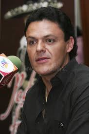 Tenía como 9 o 10 años cuando viajé a Puerto Rico. Iba solo, en business  class, por contrato con Televisa. ✈️ Se sienta a mi lado un señor mayor,  muy amable, y