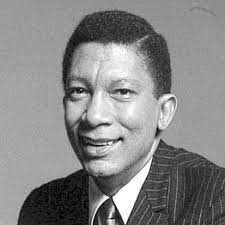 JOHNNY HARTMAN (1923-1983) El 3 de julio de 1923 nació en Houma, Louisiana,  el cantante estadounidense de jazz Johnny Hartman, especializado en  baladas. Criado en Chicago, con ocho años ya cantaba acompañándose