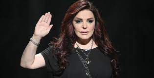 يتتبع الفيلم جلوريا ساوندرز ، وهي شخصية اجتماعية ثرية أخذت ضد إرادتها إلى نادٍ للنخبة الجنسية حيث كانت تمارس الجنس مع ست نساء قبل أن يتم نقلك إلى المسرح عبر باب أخضر. Ù…ÙˆÙ‚Ø¹ Ø®Ø¨Ø±Ù†ÙŠ Ù†Ø¶Ø§Ù„ Ø§Ù„Ø£Ø­Ù…Ø¯ÙŠØ© Ø£ØªØ¹Ø§Ø·Ù‰ Ø§Ù„Ø­Ø´ÙŠØ´