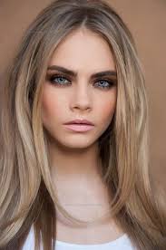 dunkelblonde haare ein schones glattes haar madchen mit blauen augen und dezentes make up dunkelblonde haare dunkelblond haarfarben