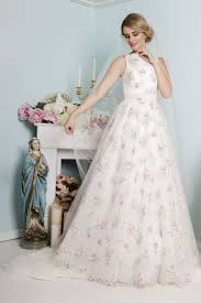 Unsere exklusiven brautkleider sind unnachahmlich und bieten alles, was sie sich für einen der wichtigsten. Romantisches Brautkleid Wie In Den Fifties Gibt Es Massgefertigt Bei Uns Am Ammersee Bei Munchen Unser Designer B Blumenkleid Hochzeit Braut Dirndl Brautkleid
