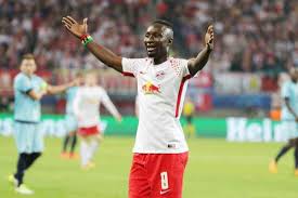 Der fc liverpool ist eine fußballmannschaft aus england. Naby Keita On Big Brother Sadio Mane And Wearing A Liverpool Kit As A Kid Liverpool Fc This Is Anfield