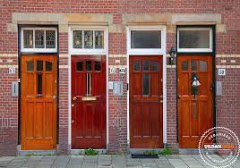 Lantas bagi anda yang tengah merasa bosan dengan tampilan luar rumah, mengecat pintu utama dengan delapan warna berikut mungkin bisa memberi. Ketika Warna Pintu Berbicara Soal Karakter Rumah Dan Diri Anda
