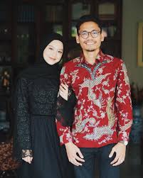 Di kesempatan kali ini kami akan memberikan sedikit penjelasan. 12 Inspirasi Kebaya Couple Buat Tunangan Serasi Memesona