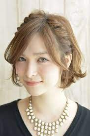 ショートボブのヘアアレンジ 顔まわりスッキリ なサイド編み 結婚式 ショート ボブ 結婚式 上品 ヘアアレンジ