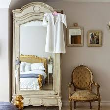 Usahakan untuk meletakkan cermin berhadapan dengan barang yang kamu sukai. Konsep 24 Model Cermin Dinding Kamar Tidur