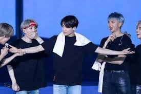 Eomma where's app and hyung? Bungsu Kesayangan 10 Potret Kebersamaan Jungkook Bts Dan Para Hyung
