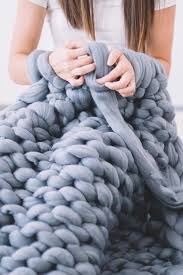So Strickst Du Dir Eine Kuscheldecke In Nur 45 Minuten Kuscheldecke Stricken Armstricken Stricken Anfanger