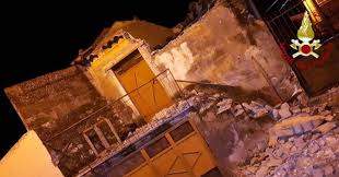 Secondo i rilevamenti dell'istituto nazionale di geofisica e vulcanologia. Terremoto In Sicilia Forte Scossa Paura E Feriti Nel Catanese Il Sole 24 Ore