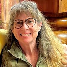 Carolyn Elliott's Instagram, Twitter & Facebook