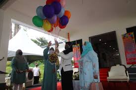 Jabatan pembangunan wanita adalah salah satu agensi di bawah kementerian pembangunan wanita keluarga dan masyarakat. Sarawak Mampu Sediakan Banyak Lagi Bantuan Kepada Rakyat Abang Johari Dayakdaily