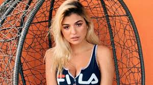 Todos se emocionam ao ver bárbara guimarães em palco. Sic Mulher Vestido Invulgar Que Barbara Bandeira Levou Aos Globos De Ouro Defende Causa