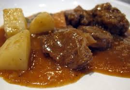In una padella mettete i pezzi di carne insieme alle cipolle tagliate in 4 a rosolare con lo strutto. Spezzatino Di Maiale Con Patate Valseriana News