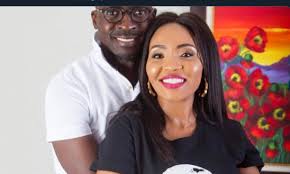 Something is really not right with malusi gigaba and his wife norma. Video Norma Gigiba Just Vandalised Her Husband Malusi Gigaba S Car Over Cheating Watch This Video Theentbuzz