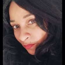 Dear wonderful singers, I want to send my greetings and my best wishes of  love, peace and hope this holiday season to all of you. I am Afro-Colombian  soprano Betty Garcés. Respectful