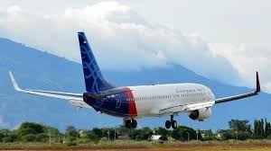 Pesawat jatuh saat akan mendarat di bandara international jinnah, karachi. Jyu1bnszgazdpm