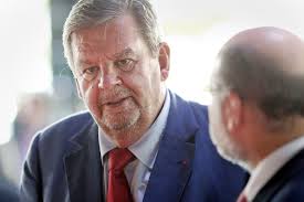 Er flog dafür mit seinem privatjet extra in die schweiz. Billionaire Luxury Chief Says Wealth Gap Is Unfair