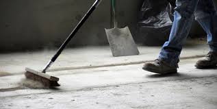 Leke kotun üzerinde kurumuşsa önce kumaşı iyice nemlendirip ardından fırça yarımıyla ovun. Insaat Pisligi Nasil Temizlenmelidir