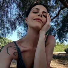 Yo no sé qué tierra mirar, hacia qué aire, pero conozco el sabor de tus  huesos. Dios, para entretenerse, te entrega sus cabras de largas cabelleras  azules, y te envuelve en