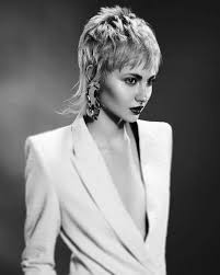 Earlier this year i wrote an engaging article about miley cyrus and her illuminati androgyny agenda, and much to my. Der Pullet