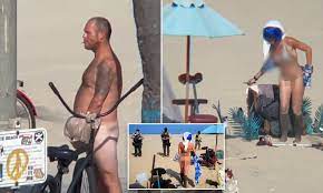 Naked homeless man brazenly hold his penis near Venice Beach boardwalk |  Daily Mail Online