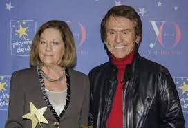 Natalia Figueroa, mujer de Raphael, reaparece junto a sus nietos tras la  recuperación del cantante