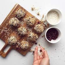 Ces Boules Energie A La Puree De Dattes Zeste D Orange Noix De Coco De Jojoboisvert Sont Parfaites C Est Notre Inspi Recette Dessert Noix De Coco Savoureux